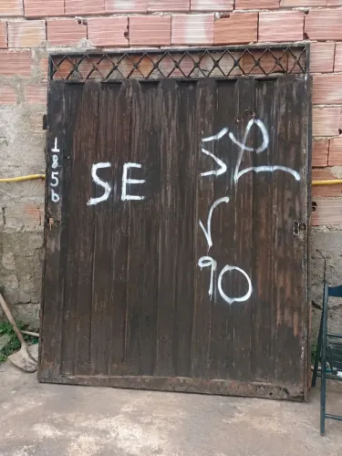 Portao grande (marcas de tempo e uso)