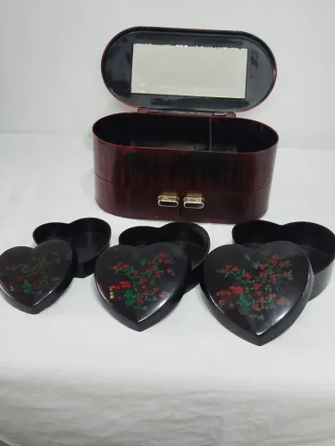 kit com três porta jóias em formato de coração e uma caixinha porta jóias.