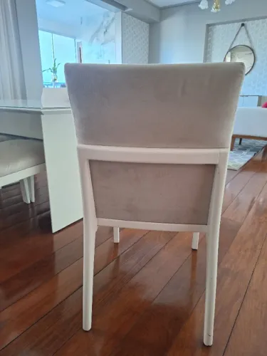 Mesa de jantar com 6 cadeiras de madeira laka.