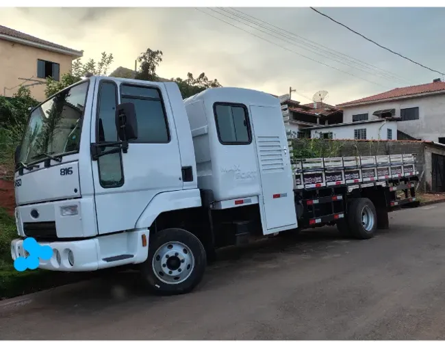 Ford cargo 816 com cabine com banheiro químico e 9 lugares 