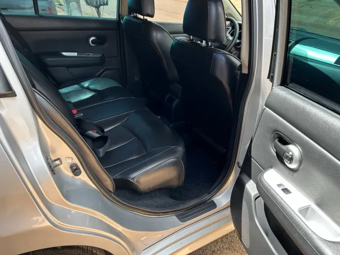 Nissan Tiida SL 1.8/1.8 Flex 16V Mec. 2012