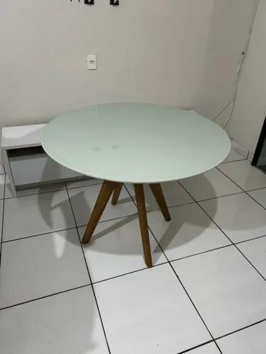 Mesa de jantar redonda , com tampo laqueado / vidro off-white