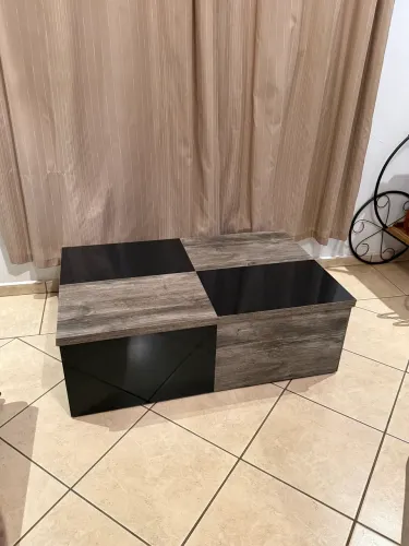 Mesa de centro de madeira revestida em MDF
