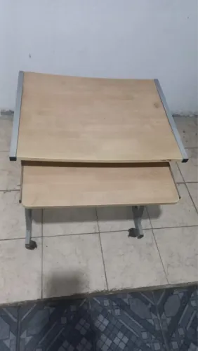 Mesa para computador/escritório com bandeja para teclado