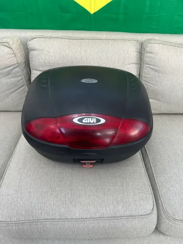 Baú Traseiro Givi de 45 litros  pra Lander com suporte.