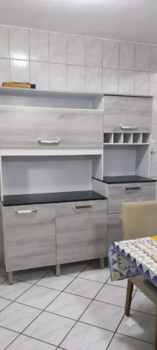 Armário de cozinha com pezinho 