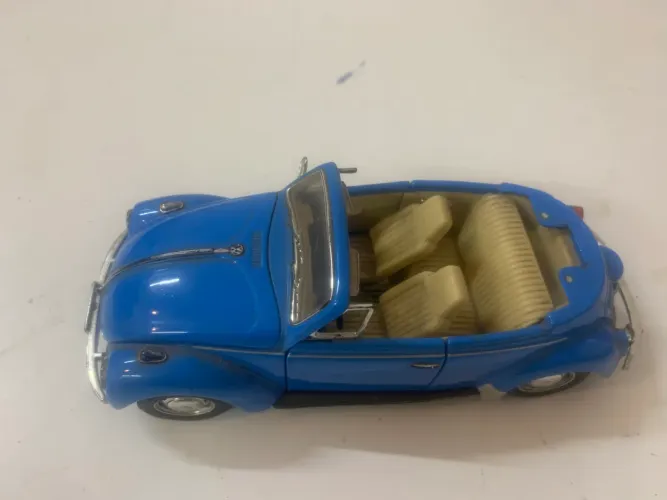 Volkswagen Fusca Conversível produzido pela marca Welly na escala 1:24.