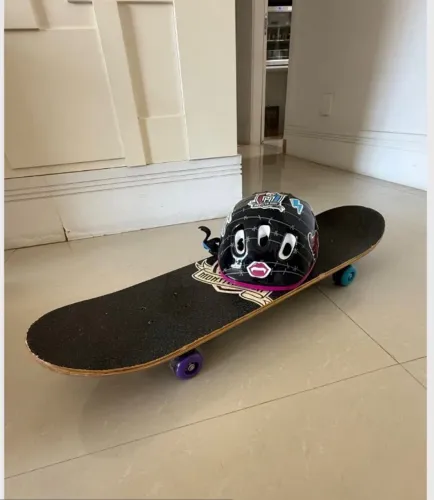 skate e capacete infantil monster high