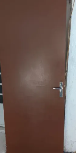 Vende se porta de madeira com fechadura e chave