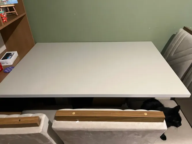 mesa de jantar com quatro cadeiras