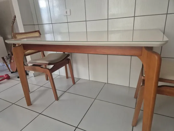 Linda Mesa Madeira Maciça com Tampo de Vidro + 2 cadeiras
