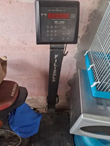 Vendo balança suporta ate 300 kilos chama *54