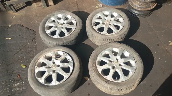Rodas GM ASTRA 2009 aro 15 (PNEUS RUINS)