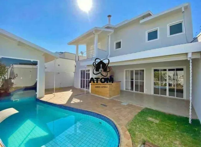 Casa em condomínio com piscina aquecida disponível para venda e locação.