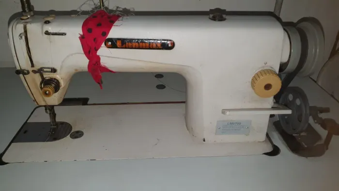 Maquina industrial com mesa