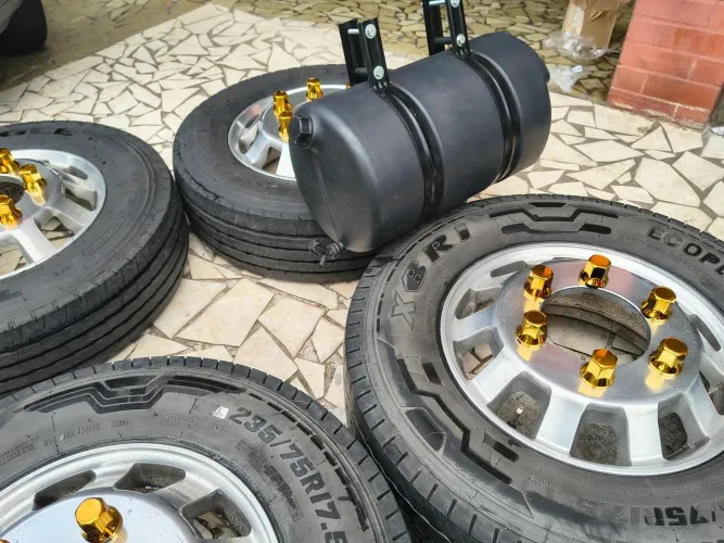 Jogo de rodas 17,5 com pneus.