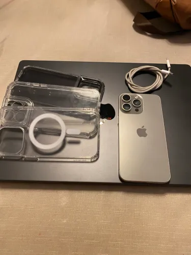 iPhone 15 Pro Max sem detalhes 