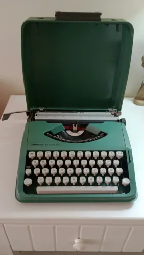 `Máquina de Escrever Olivetti Lettera 82 Verde Vintage Portátil Com Maleta`