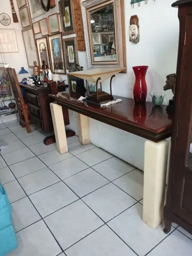 Elegante Aparador com tampo polido.