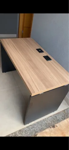 Mesa de Escritório MDF 1,20m com Tomadas e Ponto de Rede