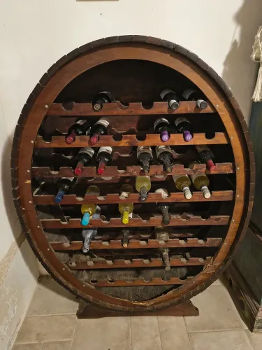 Linda adega de madeira estilo barril p/ 60 garrafas