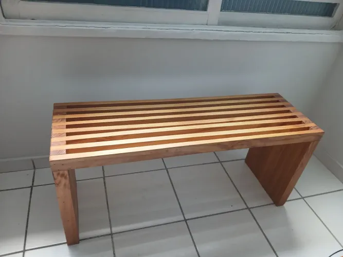 Banco ripado envernizado