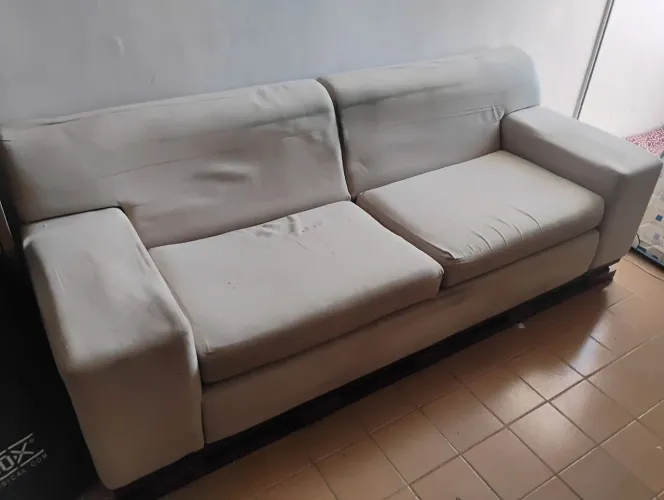 Sofá de 2,20 metros largura , base ( pés ) de madeira maciça