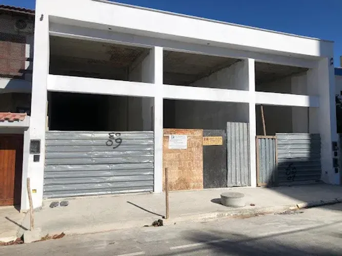 Loja com 90 m2 nos Cavaleiros para Locação .