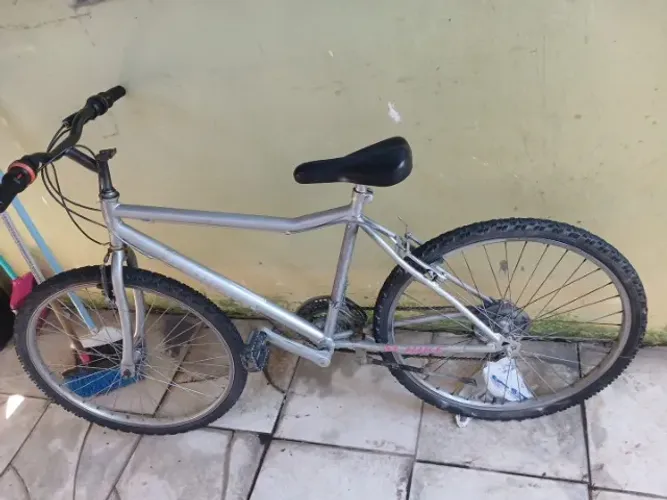 Bicicleta prata usada 250