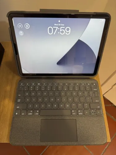 Apple iPad Air 4a geracao 64GB Space Gray 73% + teclado/case Logi Folio Touch