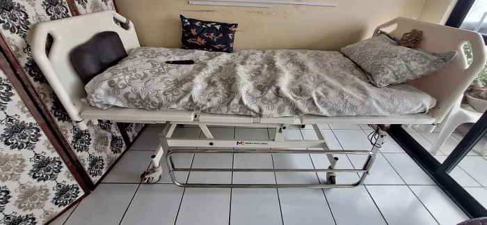 Cama Hospitalar Mercedes Imec + Colchão Pneumático Bioland + Suporte de Soro