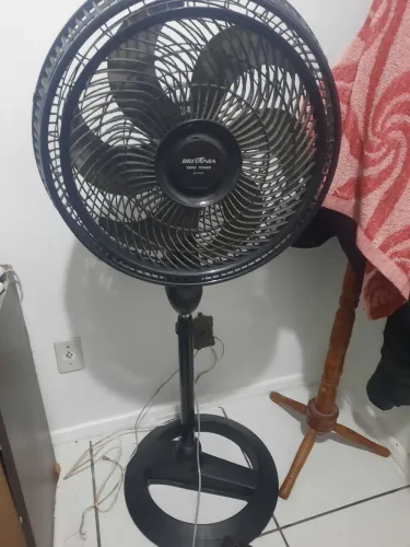 Vendo ventilador Britânia preto de pé