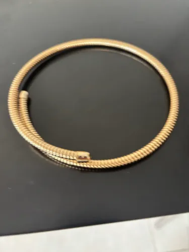 Colar dourado - Elegância e Sofisticação