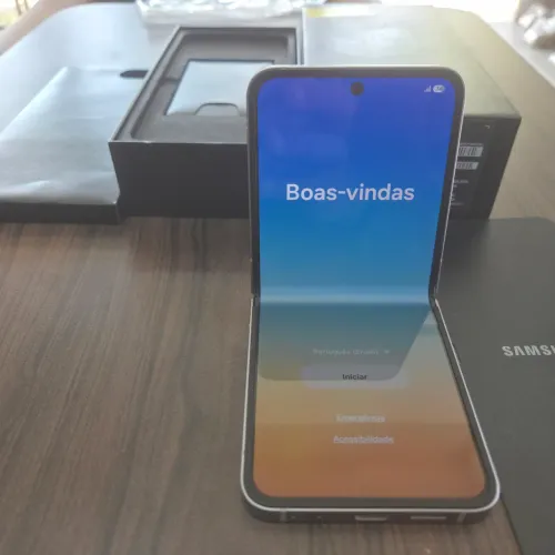 Galaxy Z Flip 6, 12GB/256GB cor prata, telas 6.7 e 3.4 polegadas 