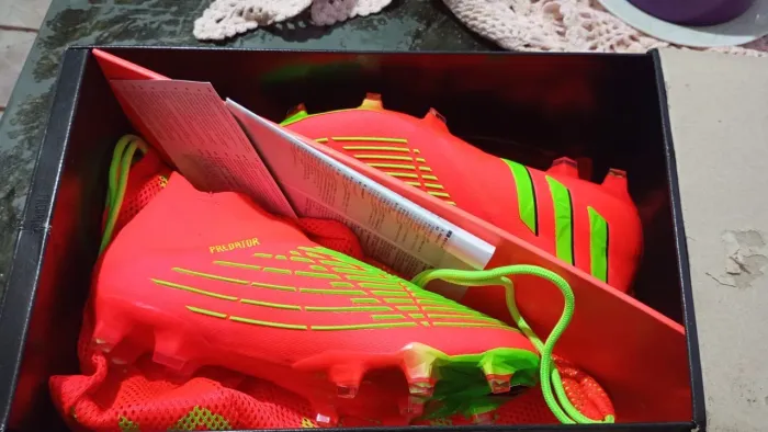 Chuteira adidas predator qualidade profissional, condições 10/10 nuca foi usada, TAM 37