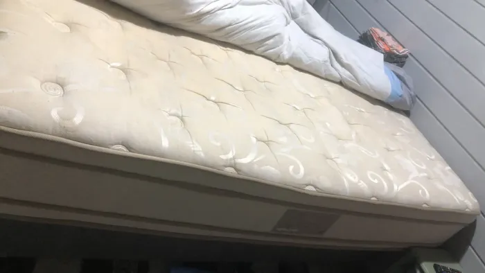 Colchão queen e lençóis