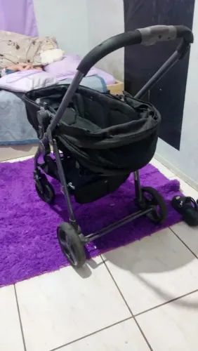 Carrinho de bebê modelo Moisés 
