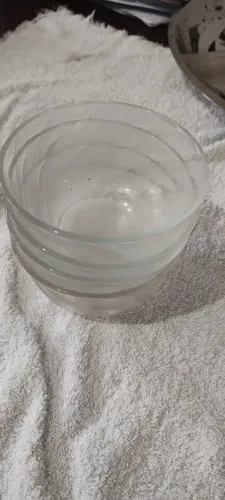 Vendo jogo de sobremesa em vidro . Quatro tigelas em vidro trabalhado.