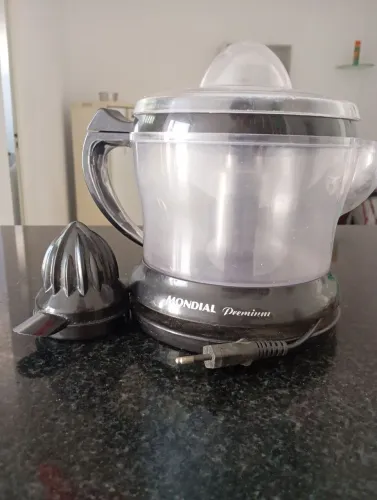 Vendo essa espremedeira de frutas pouco usada.