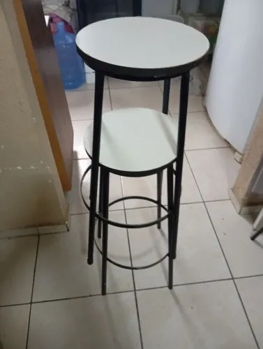 Vendo esses bancos  de ferro  e MDF 