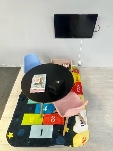 Kit infantil com mesa, cadeira, tapete e tv