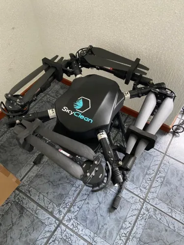 Drone De Limpeza De Fachada SkyDrones SkyClean