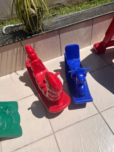 Cavalinho de balanço de plástico infantil  