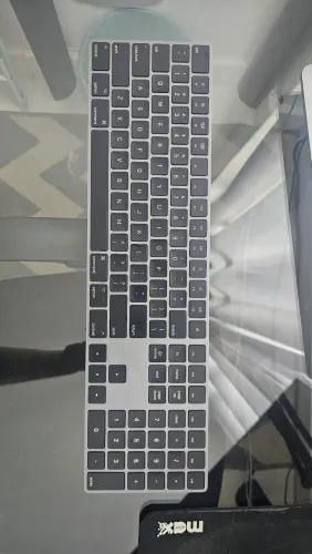 Apple Magic Keyboard com teclado numérico cinza espacial (teclas pretas) com caixa