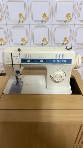 Máquina de costura Singer Zig-Zag Plus 16 com Gabinete original e Pedal Singer