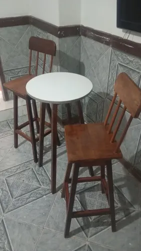 Mesa com banquinho de quatro cadeiras  280 reais 