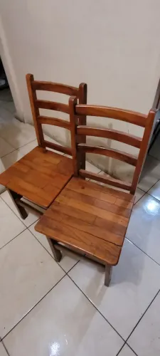 2 Cadeiras de madeira maciça feitas a mão.