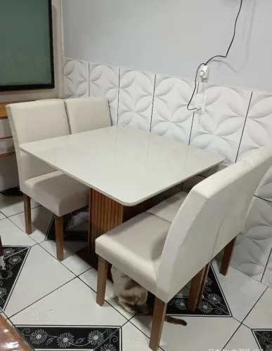 Mesa de jantar com 4 cadeiras quadrada