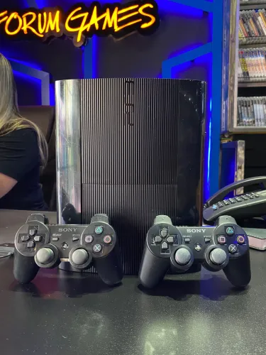 PS3 Super Slim com 2 controles 