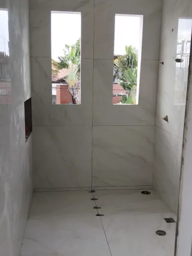 Pedreiro azulejista profissional